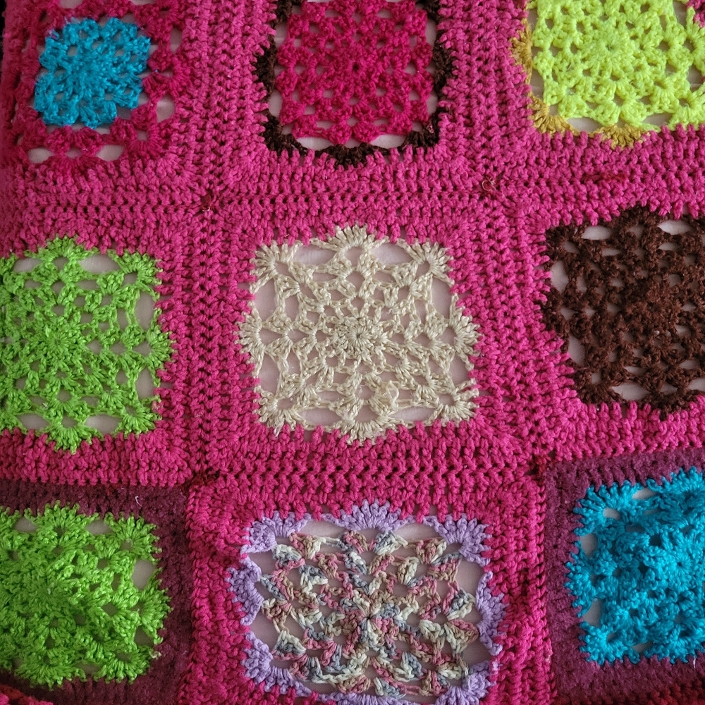 STUNNING Hand Crocheted Blanket - Picture 4 of 7